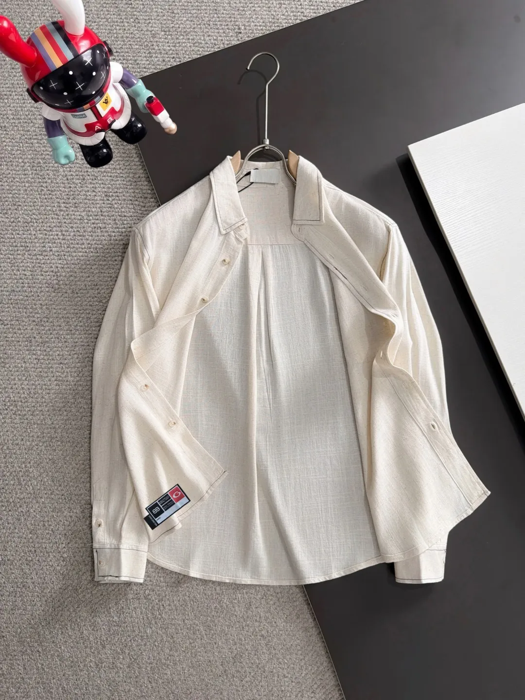 Next day shipment P195 Balenciaga 2025 Autumn and Winter New Arrival shirt, casual Versatile long-sleeved shirt, with a new style interpretation and eye-catching earth tones, the fashion trend index of the entire shirt immediately soared! Made of imported 100% poplin pure cotton material, the light, silky and lustrous silk fabric properties bring an unusual high-end visual sense, and the upper body comfort is needless to say. The hand-tailored pieces are unique in the market! Technological electrostatic pressure spraying machine. The fluff is attracted by the plant body due to the different electric potential. It accelerates vertically and flies up to the pattern that has been scraped and primed. It is then dried in a high-temperature pipe oven to increase the fastness. The fashionable small pointed collar is paired with a flat-angled hem design, which is simple and capable overall! Sizes:M-3XL